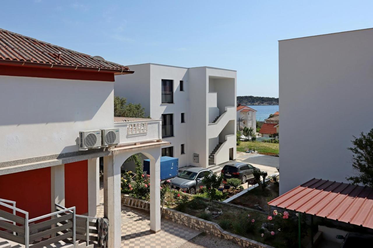 Apartments And Rooms By The Sea Banjol, Rab - 19692 Bagian luar foto